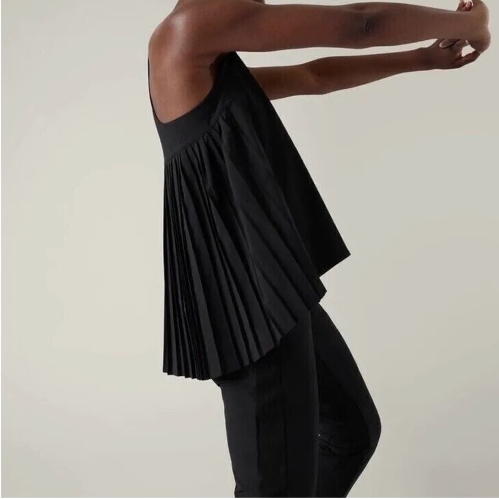Athleta Swing Forward Pleated Tank. Black Size Medium